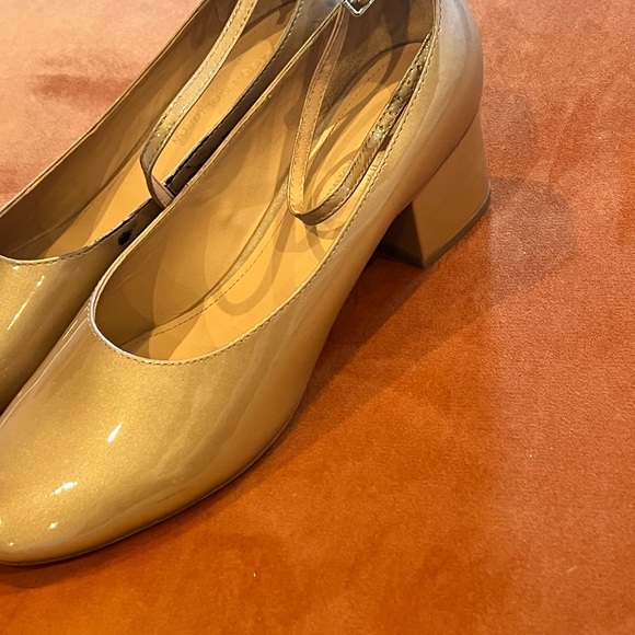 Really cute pearl gelly heels 9.5 scuffs on inside of right shoe ballet flats - Picture 3 of 6